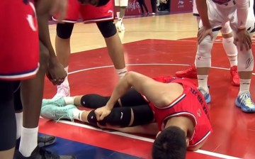 乐鱼app-噩梦！郭艾伦突破过程遭遇膝盖伤势，倒地不起，并被担架抬出！