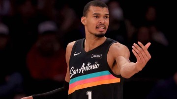 乐鱼官网-11战全胜！马刺创NBA神迹，文班亚马单月数据堪称恐怖